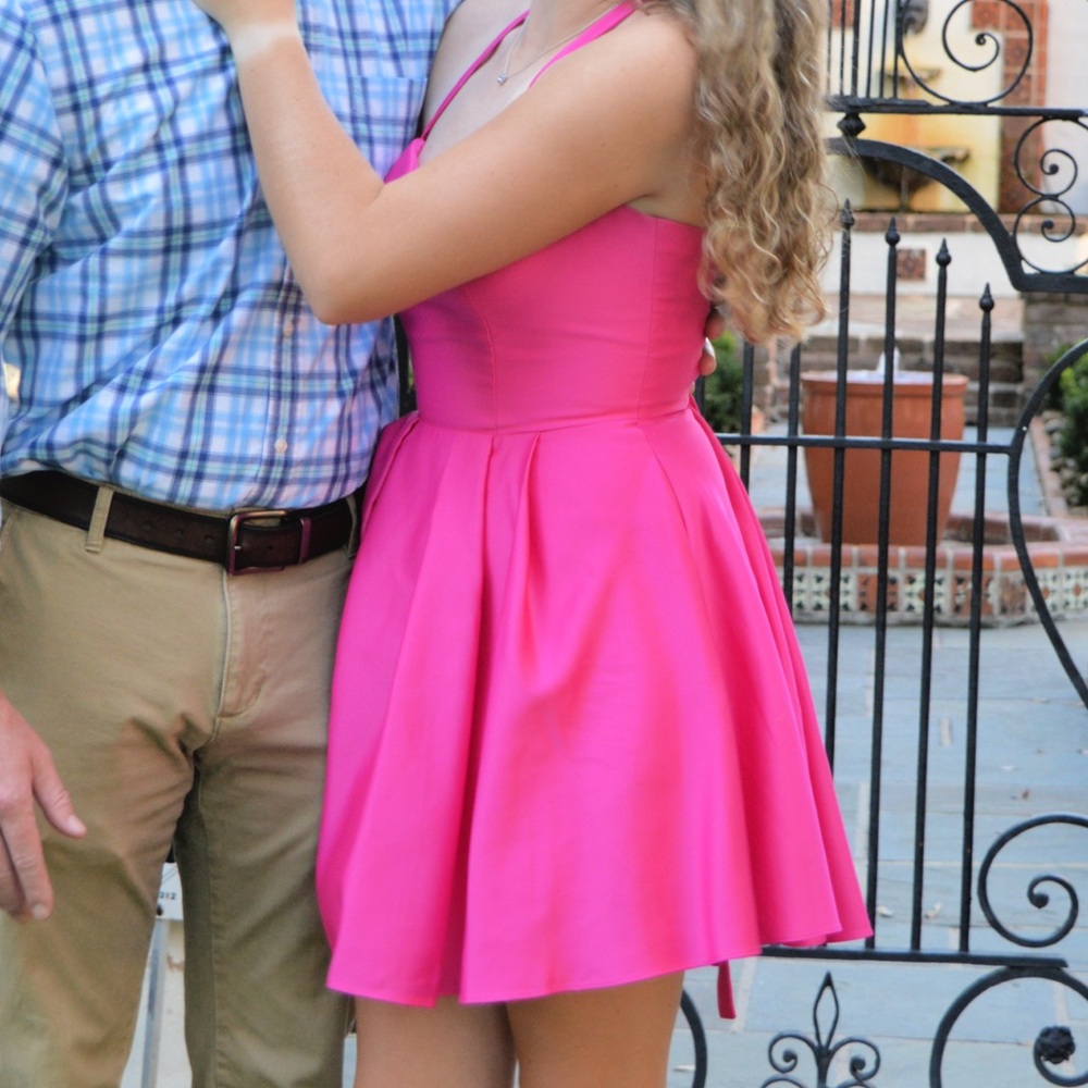 🩷WORN ONCE 
🩷hot pink poofy dress! perfect for homecoming